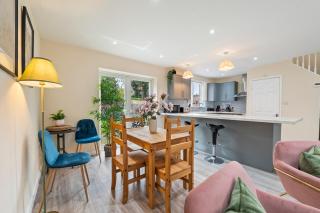 Spacious 3-Bed Home with Driveway Parking - Gloucester - 6