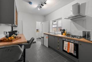 Spacious 5-Bedroom Home for Large Families& Groups - 8