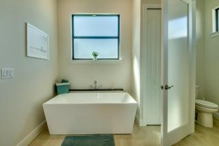 CoralVilla Aesthetic - elegant with pool, spa, airhockey, perfect for boaters - 9