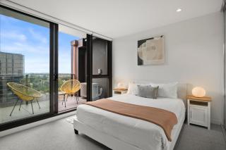 Luxury City View Apartment with Pool Gym & Parking - 9