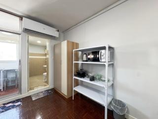 Cozy Silom Retreat Near BTS Balcony Smart TV - 6