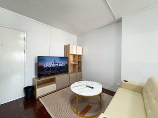 Cozy Silom Retreat Near BTS Balcony Smart TV - 0