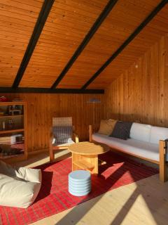 Modern 80S Holiday Home With A Wild Garden - 9