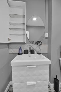 Airport Subway Condo - 4