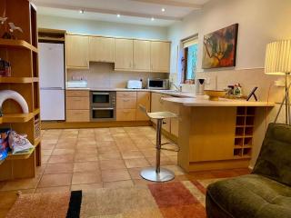 Stylish 3BD Retreat for up to 4 adults and 1 child - 5