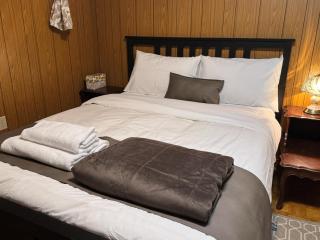 Bright & Spacious 2-Bedroom Suite 10-Min Walk to Yonge Subway Free Parking - 1