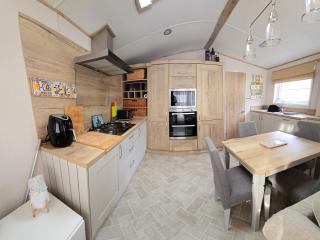 Thurston Manor Holiday Park - Woodlands 1 - 7