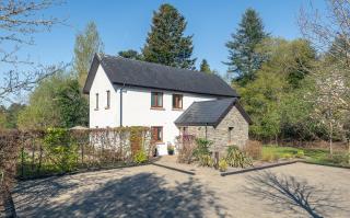 4 bedroom home with pool access. Sleeps 8 - 8