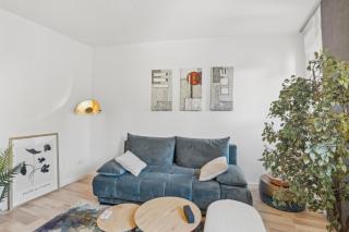 BAT Home Solutions Saarburg Altstadt - alles was ein Hotel nicht bietet - 3 Apartments 45 bis 75 qm für bis zu 12 Personen - direkt unter der Burg - 2 Min zur Altstadt - Weinbergblick, Heimkino und E-Ladesäulen - 4