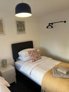 Cosy Flat Near Gatwick Free Parking - 3