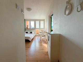 Zaporoska Skyline View Apartment by BookingHost - 4