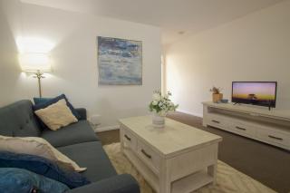 Stylish 2 BDR Apt Near QUT And RBWH With Parking - 5