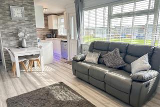 Dog friendly chalet in Hemsby by Winterton Cottages - 7