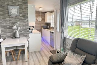 Dog friendly chalet in Hemsby by Winterton Cottages - 6