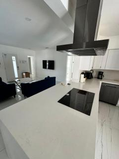 Luxury Pool Retreat Sleep 17 Near Beach - 6