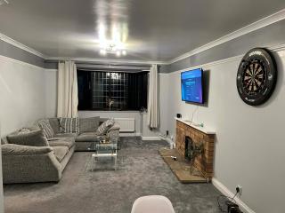Spacious 4 Bedroom House in Corby Sleeps 9 Parking - 0