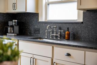 Camas Getaway Near Downtown Big Windows - 3