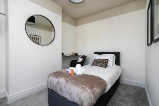 Spacious Bedrooms-Contractors Stay-Free Parking-Central- Free WiFi - 1