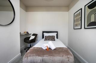 Trendy Contractor Stay Central & Convenient -Parking - Netflix - 4