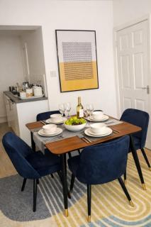 Large 4 bedroom house for Contractors, Large groups or Retreat sleeps 8 people in Durham - 1