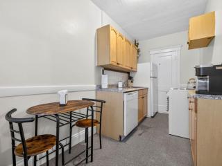 Allston 1BR Near Green Line | Sleeps 4 - 5