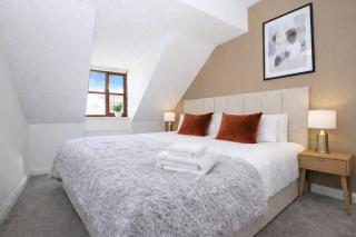 Detached House - Prime Location - Free Parking, Fast Wifi and Smart TVs with Sky TV and Netflix by Yoko Property - 3