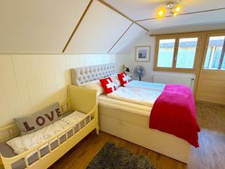 Concierge, Swiss Alps Scenic Views by SwissHut - 4