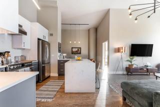 LUX Dtown Penthouses 9bd-9ba Sleep 25 Parking, Pool, Gym - 2