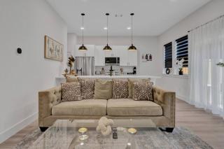 Stylish 3BR Dallas Townhouse | Rooftop Terrace - 2