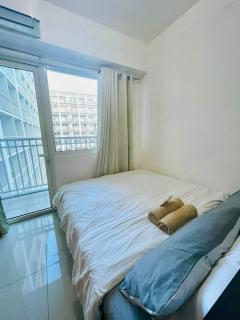 1 BR Condo Unit with Balcony 15th Floor - Pool View 7mins walk to MOA - 9