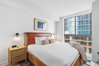 Central Downtown Condo with Pool and Gym - 8