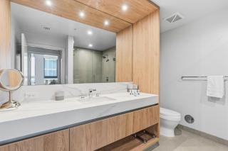 Central Downtown Condo with Pool and Gym - 4