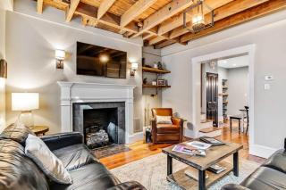 Urban Charm 4BR-2BR Retreat with Patio & Parking - 0