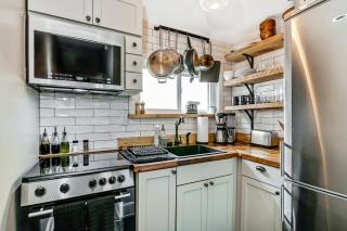 Cozy & Historic Gem - Free Parking Patio -Sleeps 6 - 7