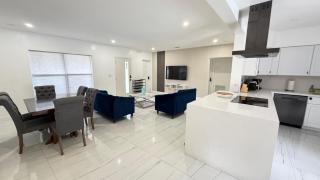 Luxury Pool Retreat Sleep 17 Near Beach - 9