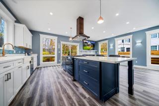 Brand New Luxury Old Port Home with Hot Tub - Fire Pit -Sleeps 10 - 4