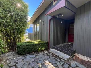 Spacious & Stylish Queenstown Base near bike trails - 7