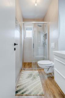 Deluxe suite, 3 bedrooms, 2 bathrooms, parking - 8