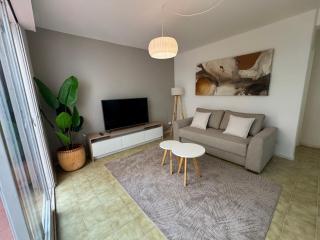 Amplio Departamento, 2 dorm con patio, Céntrico - 0