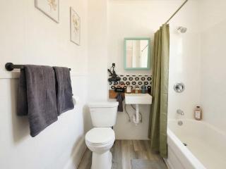 Private Balcony View Riverside Walk Prime Downtown - 8