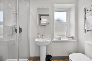 Long Stay Central Location 2BR Apartment with 2 Bathrooms Multiple Parking Spaces - Fast Wi-Fi - 3