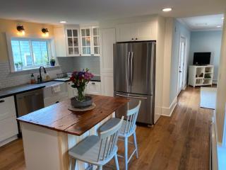 Duplex Farmhouse Rental Walk to Downtown - 4