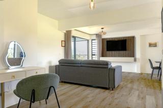 New 2BR Apartment with AC Near Lagoon & Dining - 5