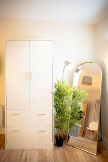 City-Centre Gem Modern Top-Floor Retreat - 6