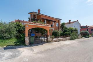 Family-friendly apartments with swimming pool Novigrad - 25236 - 2