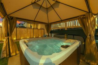 Portage Park, Jacuzzi, Movie Theater, Games & Arcade - 9