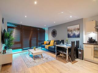 Central Leeds 2-Bed Waterside Balcony & Parking - 6