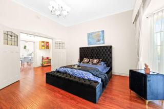 Beautiful Family Abode w pool in Prime Glen Huntly - 3