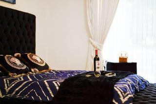 Beautiful Family Abode w pool in Prime Glen Huntly - 2