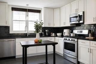 Spacious 5-Bedroom Retreat in Forest Park - 9